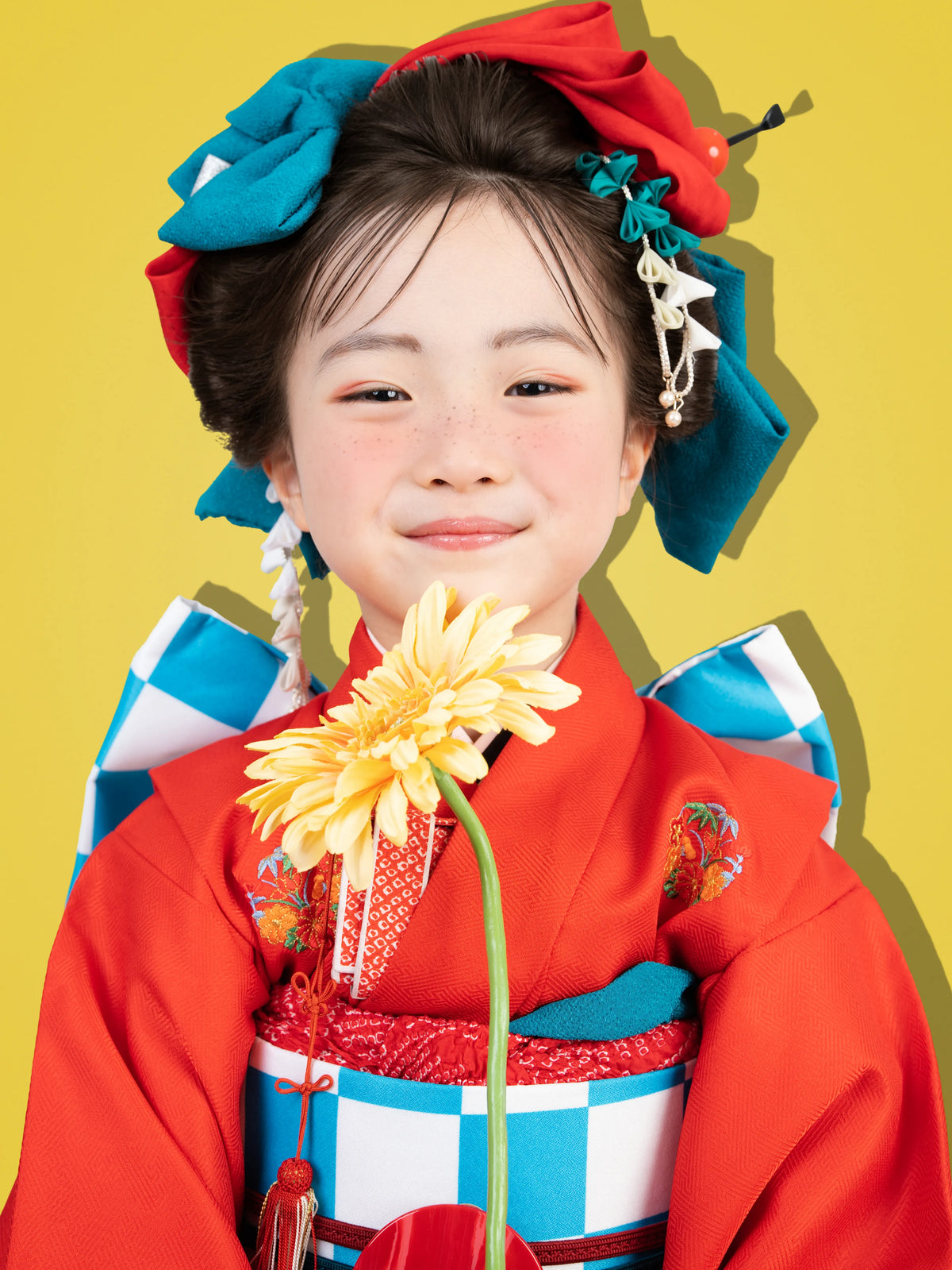 七五三の記念撮影で笑顔を見せる女の子。仙台のフォトスタジオQnNeで撮影されたポートレート。七五三写真、女の子着物撮影、仙台の写真スタジオ。