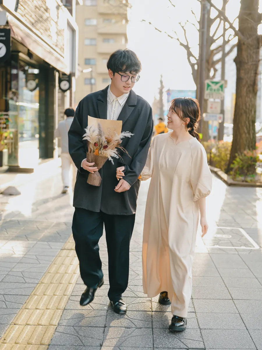 仙台の街を歩きながら笑顔を見せるカップルの写真