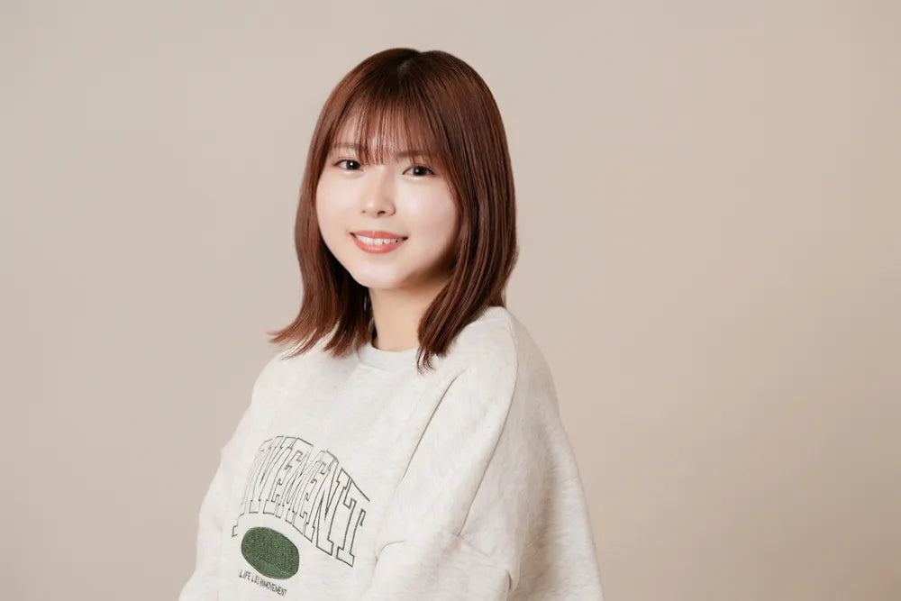 ナチュラルな表情で笑顔を見せる女性のポートレート。シンプルな背景で自然な美しさを引き出す個人撮影｜仙台プロ撮影＆セルフ写真のフォトスタジオQnNe(キュンネ)