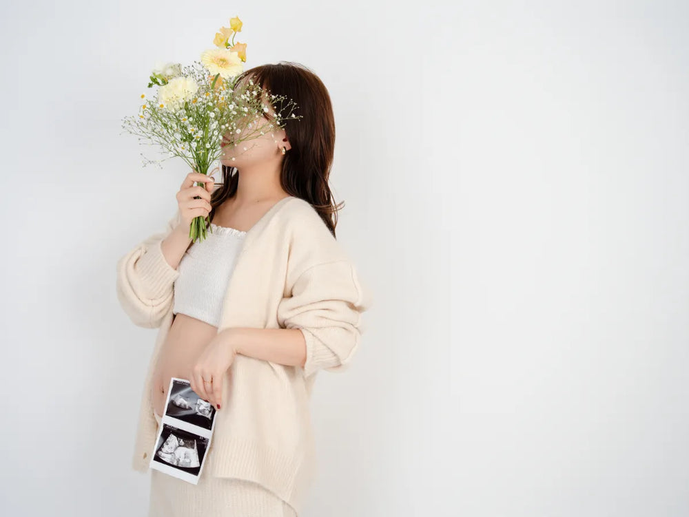 自然な私服と花束で撮影したマタニティフォト｜仙台フォトスタジオQnNe（キュンネ）