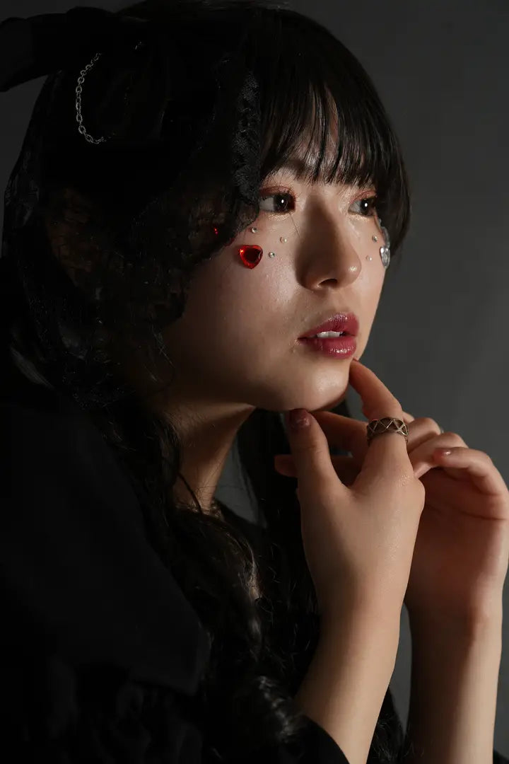 黒いレースの衣装をまとった女性が静かに見つめるゴシック調のポートレート。仙台フォトスタジオQnNe(キュンネ)