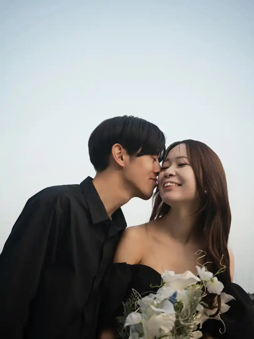 黒い服を着たカップルが微笑み合うロマンチックなポートレート。仙台フォトスタジオQnNe(キュンネ)