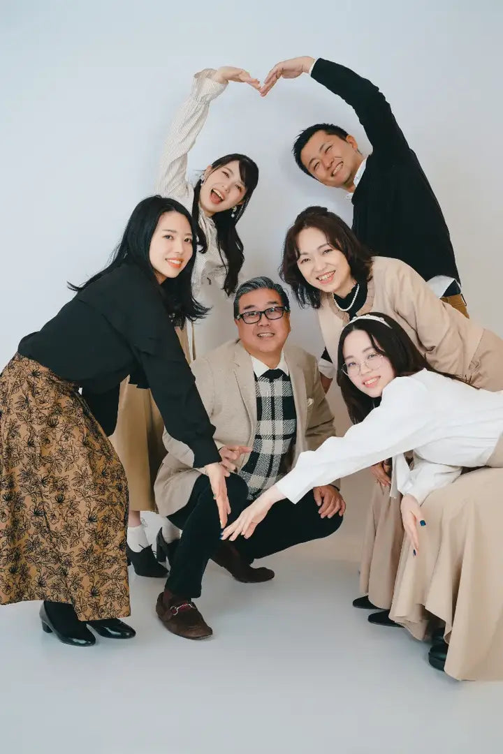 家族がハートポーズで笑顔を見せるスタジオ記念写真 仙台フォトスタジオQnNe(キュンネ)
