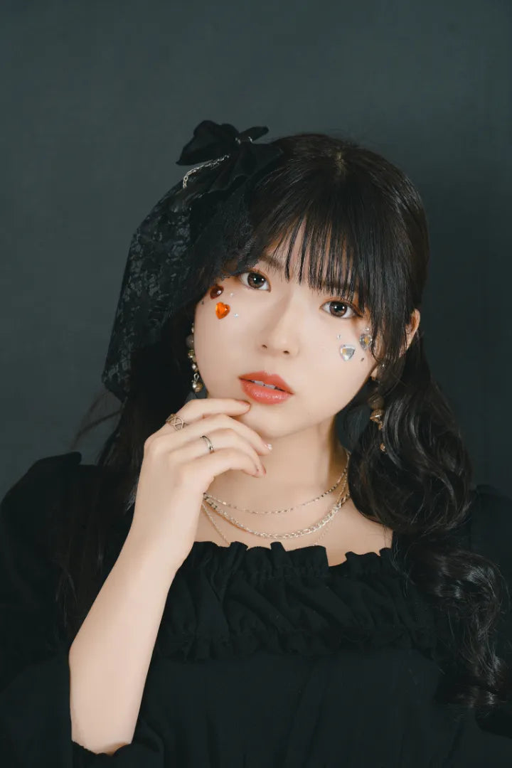 黒いドレスを着た女性がシックに見つめるゴシックスタイルのポートレート。仙台フォトスタジオQnNe(キュンネ)