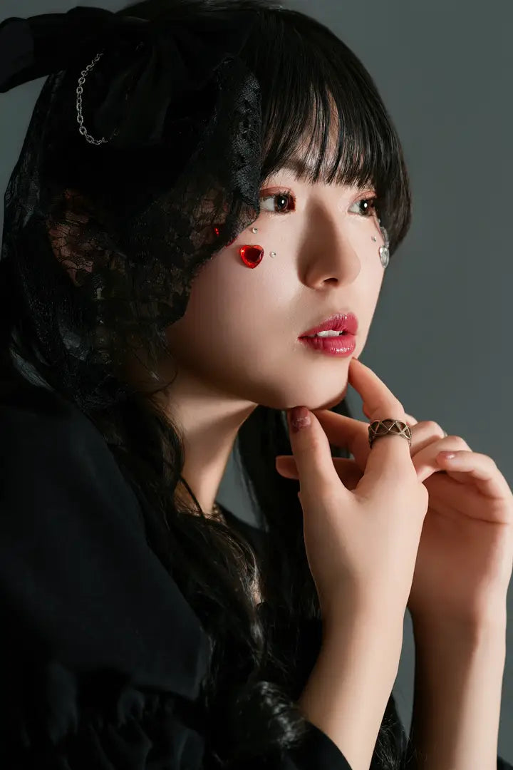 黒いドレスを着た女性が横顔で見つめるゴシックスタイルのポートレート。仙台フォトスタジオQnNe(キュンネ)