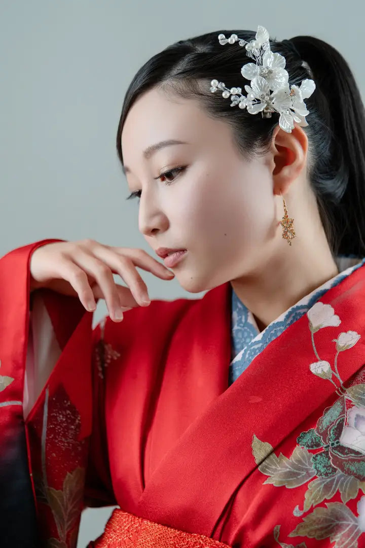 赤いドレスを着た女性が静かに佇む美しいポートレート。仙台フォトスタジオQnNe(キュンネ)