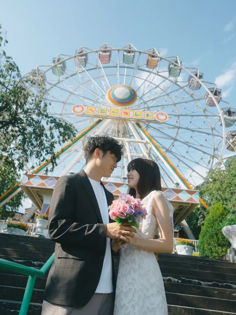 屋外で新郎新婦が寄り添うロケーションウェディングフォト。仙台フォトスタジオQnNe(キュンネ)