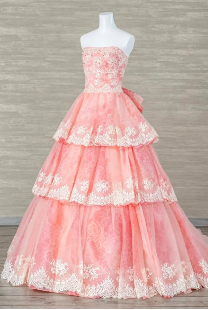 ピンクのレースドレスを着た女性用ウェディング衣装 仙台フォトスタジオQnNe(キュンネ)