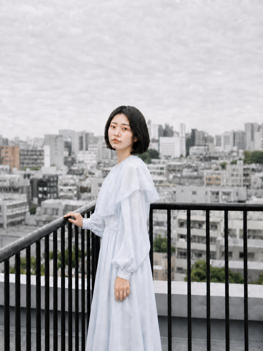ホテル屋上で淡いブルーのドレスを着た日本人女性のポートレート