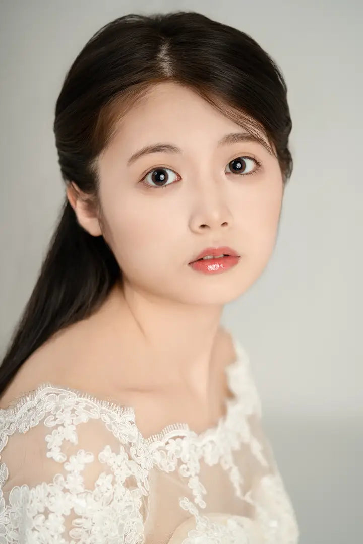 白いレースドレスの女性が屋上で柔らかく振り向くポートレート。仙台フォトスタジオQnNe(キュンネ)