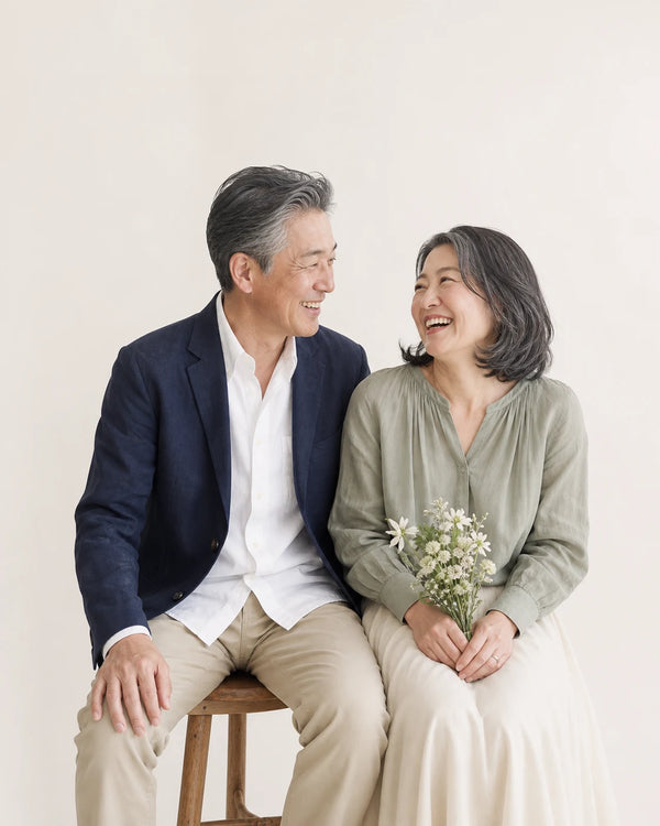 カジュアルな装いでフォトウェディングを楽しむ50代以上の日本人夫婦