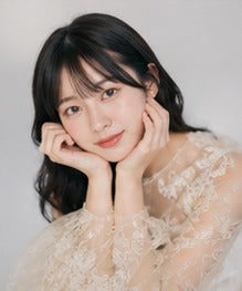 淡いレースの衣装で頬づえをつく女性のポートレート（AI生成のイメージ画像）