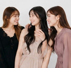 ドレス姿で笑い合う友人3人（AI生成のイメージ画像）