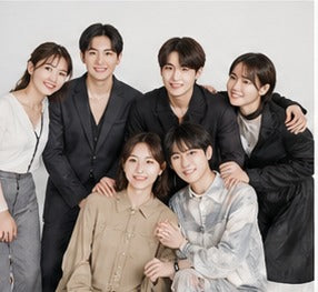 肩を寄せ合って並ぶ友人グループ6人の集合写真（AI生成のイメージ画像）