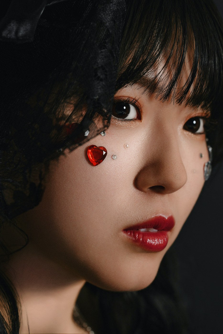 レタッチ後：同じカットの肌の質感を残したまま色ムラと明るさを整えた女性の顔のアップ（補正後）｜仙台フォトスタジオQnNe（キュンネ）