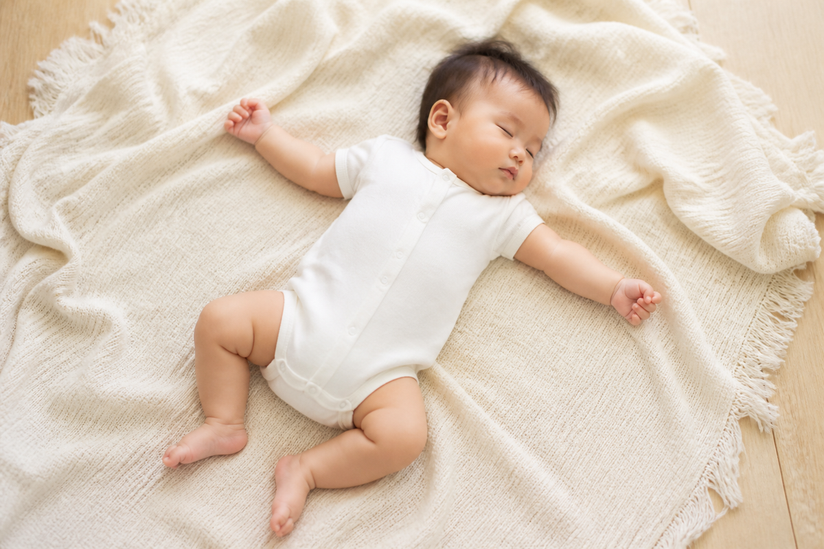 自宅の柔らかなブランケットで眠る赤ちゃん