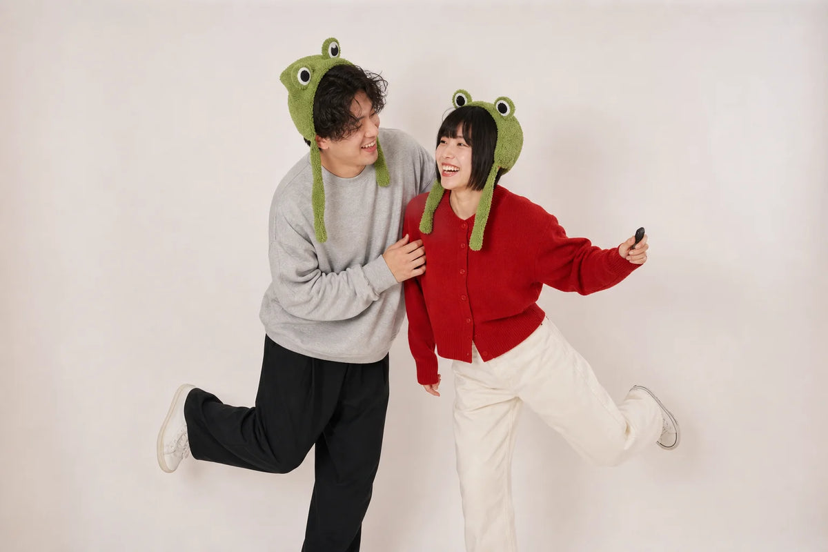 おそろいのカエル帽子でふざけて笑うカップルのセルフフォト（イメージ）｜仙台フォトスタジオQnNe（キュンネ）