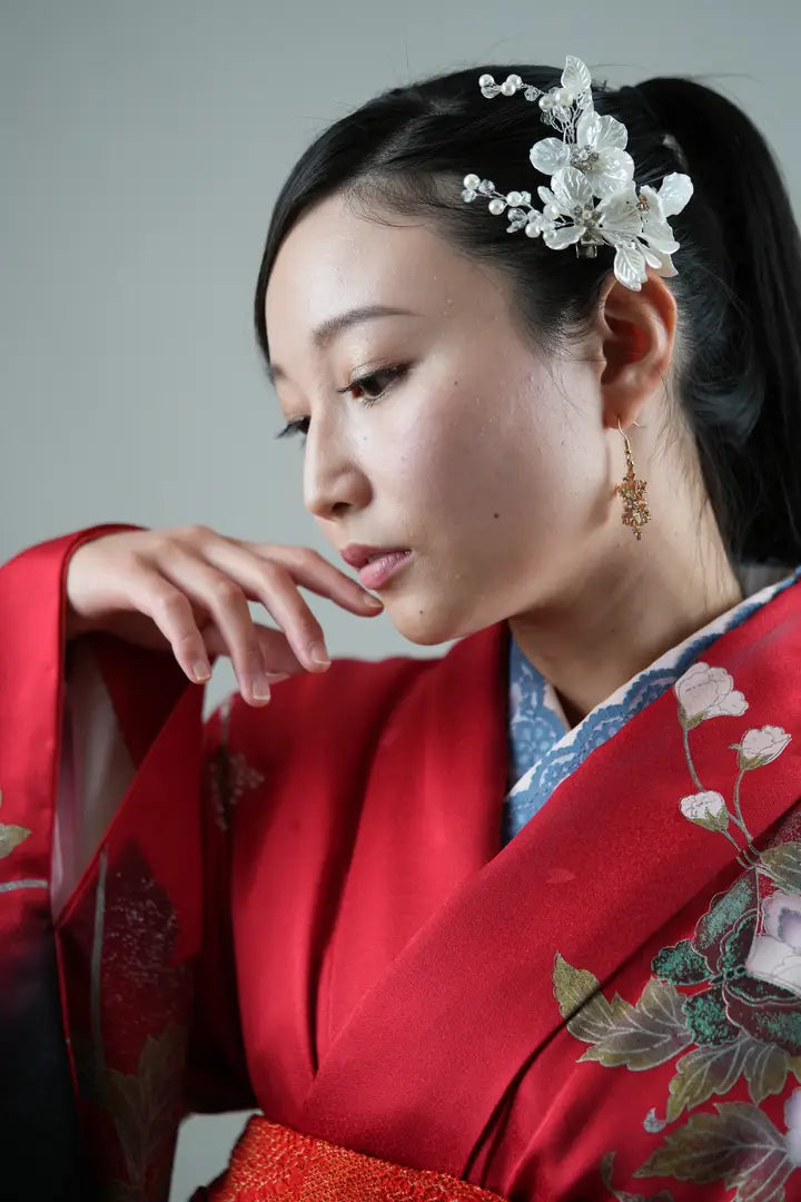 赤い着物を着た女性が横顔で静かに佇む美しい和装ポートレート。仙台フォトスタジオQnNe(キュンネ)
