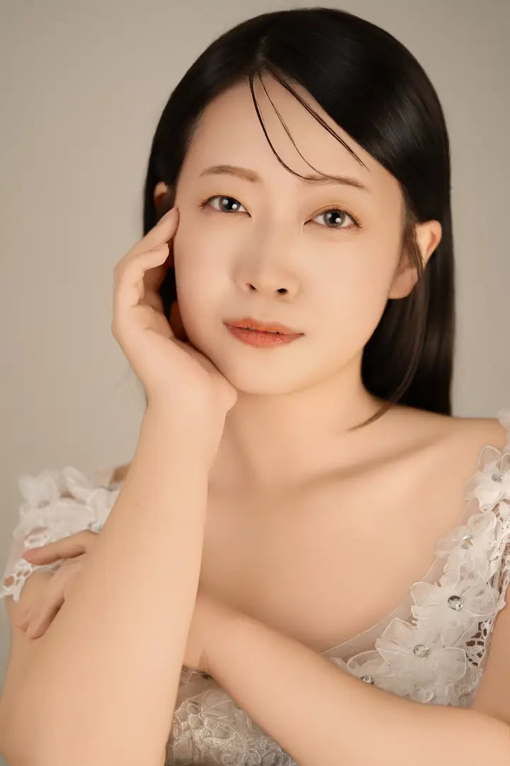 白いレースドレスの女性が正面を見つめるナチュラルなポートレート。仙台フォトスタジオQnNe(キュンネ)