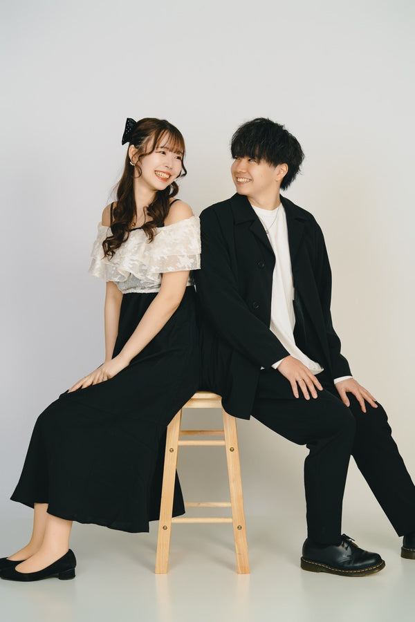 私服でスツールに座り笑い合うふたりのカジュアル撮影｜仙台フォトスタジオQnNe