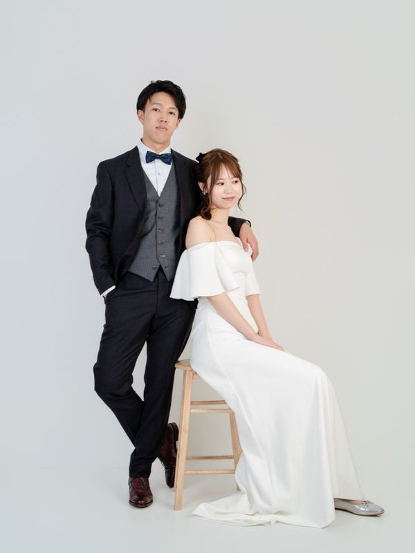 白いドレスとスーツで並ぶ新郎新婦のフォトウエディング｜仙台フォトスタジオQnNe