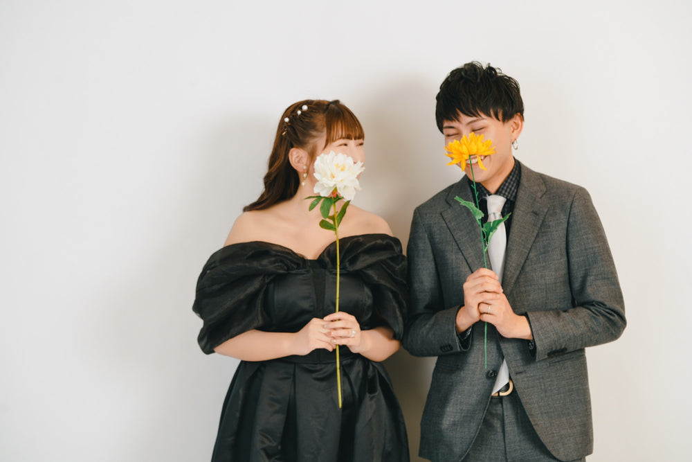 完全貸切スタジオで花を持ち並ぶ新郎新婦のフォトウエディング｜仙台フォトスタジオQnNe
