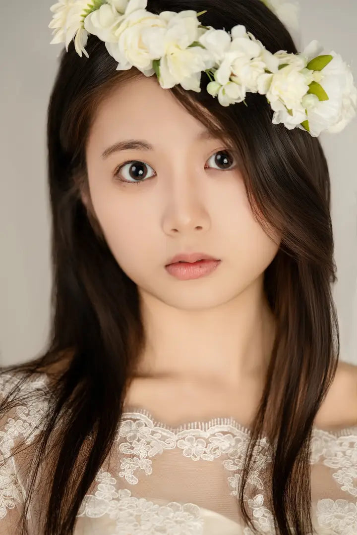 白いレースドレスの女性が花冠をつけて正面を見つめるナチュラルなポートレート。仙台フォトスタジオQnNe(キュンネ)