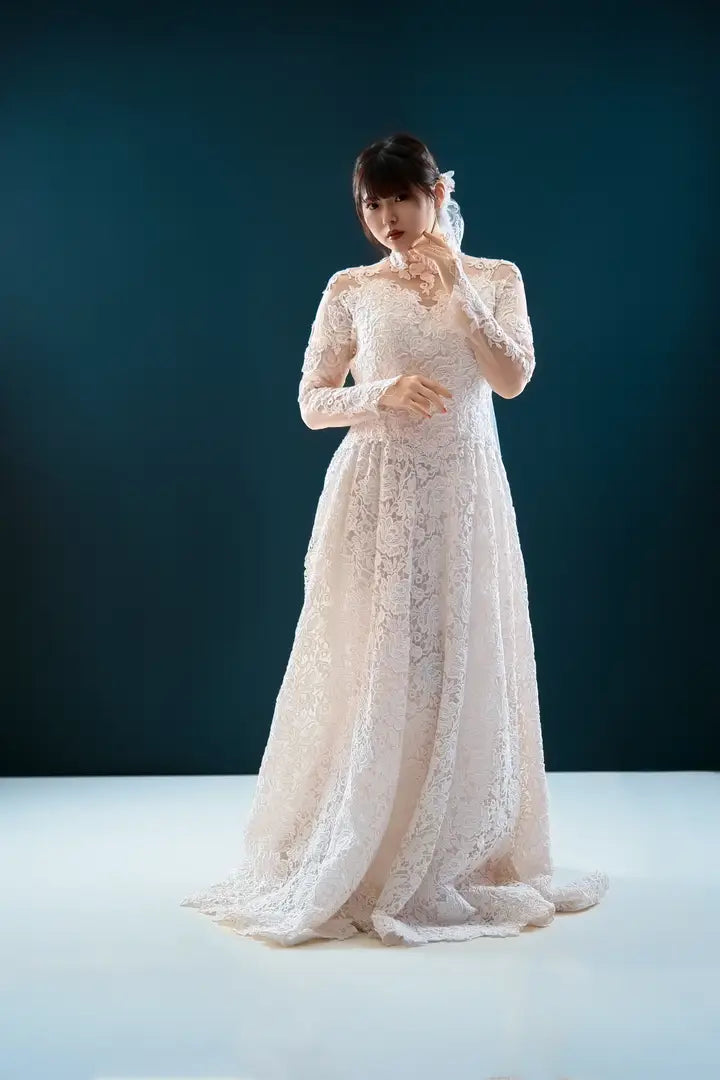 白いレースのロングドレスを着た女性が上品に立つスタジオポートレート。仙台フォトスタジオQnNe(キュンネ)
