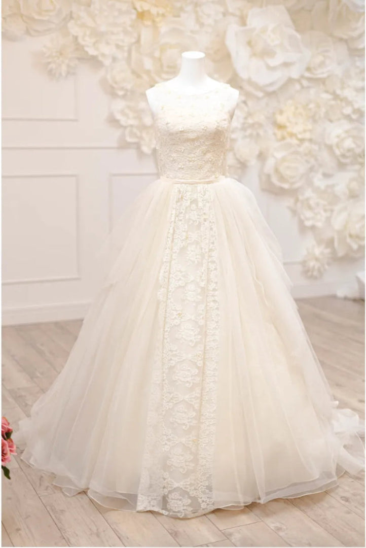 レースとチュールが美しい白のウェディングドレス 上品な花柄デザイン 仙台フォトスタジオQnNe(キュンネ)