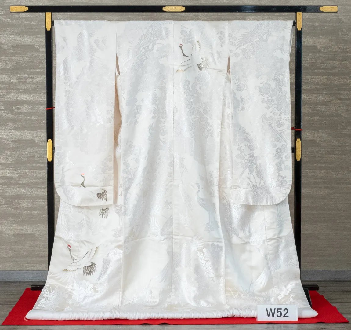 白無垢に鶴の刺繍が入った上品な和装ウェディング衣装。仙台フォトスタジオQnNe(キュンネ)